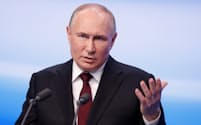 プーチン大統領は当選確実が伝わった後に演説した（18日、モスクワ）＝ロイター