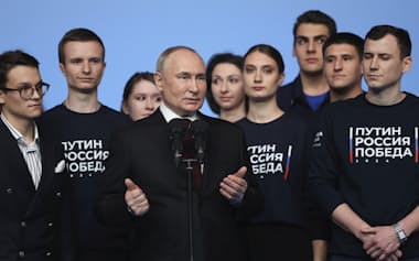 17日、モスクワでの勝利宣言後に支持者に囲まれるプーチン大統領（中央）=AP
