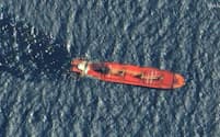 フーシの攻撃を受けた貨物船「ルビマール」の衛星写真＝Maxar Technologies提供・ロイター