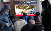 北朝鮮による弾道ミサイル発射のニュースを報じたテレビ番組（ソウル、18日）＝ＡＰ