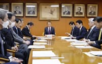 18日の自民党の「安定的な皇位継承の確保に関する懇談会」で発言する麻生副総裁（奥中央）
