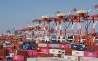 東京港は国際貿易港として日本の経済活動をけん引している（東京都港湾局提供）