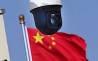 監視カメラと中国の国旗（北京）