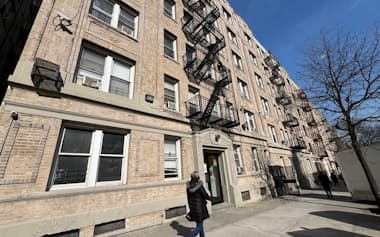 ニューヨーク市マンハッタン北部のアパート。アリエル・プロパティー・アドバイザーズによると、2017年から23年12月の間に価格が59%下落したという（3月14日撮影）