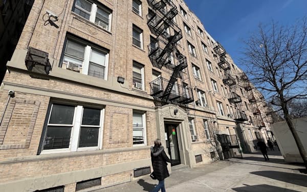 ニューヨーク市マンハッタン北部のアパート。アリエル・プロパティ・アドバイザーズによると、2017年から23年12月の間に価格が59%下落したという（3月14日撮影）