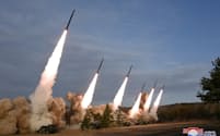 北朝鮮が18日実施した「超大型放射砲」の一斉射撃訓練＝朝鮮中央通信・ロイター