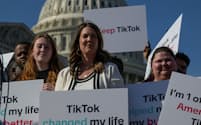 TikTok（ティックトック）の利用者が米議会近くに集まり、法案に反対した（3月12日、米首都ワシントン）＝ロイター