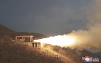 北朝鮮による新型ミサイル用エンジンの地上燃焼実験（配信元が画像の一部を加工しています）＝朝鮮中央通信・共同