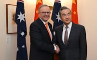 オーストラリアを訪問中の中国の王毅外相（右）はアルバニージー首相と会談した（20日、キャンベラ）＝AAP