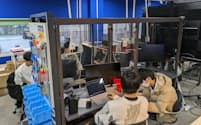 3Dプリンターなどを備える工房を新設し、学生が自由なアイデアを形にする環境を整備した（3月、栃木県小山市）