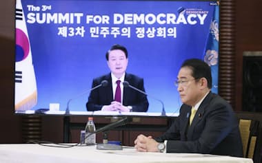 韓国政府主催の民主主義サミットにオンラインで出席した岸田首相=共同