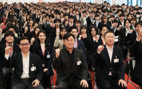 入社式で新入社員と記念写真に納まる楽天の三木谷社長(前列中央)=1日午前、東京都新宿区