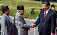 2019年にネパールを訪問した中国の習近平（シー・ジンピン）国家主席（右）=ロイター