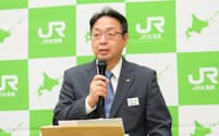 JR北の綿貫社長は「人材の確保・育成といった観点からも運賃改定を検討せざるを得ない」と述べた（21日、札幌市）
