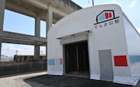 JR川尻駅近くに竣工した蓄電施設「でんきの駅川尻」（21日、熊本市）