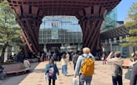 新型コロナウイルス禍に比べ観光客が回復した金沢駅前