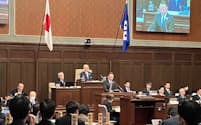 条例の内容を説明する大阪府議会の鈴木憲議員（22日、大阪市）
