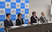 京都府タクシー協会の筒井基好会長（右から２番目）は記者会見でライドシェアのガイドライン案を公表した（22日　京都市）
