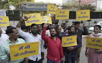 モディ首相が率いるインド人民党の事務所前で抗議のスローガンを叫ぶケジリワル氏の支持者たち（２２日、ニューデリー）＝ＡＰ