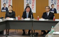 車座対話で発言する自民党の茂木幹事長（右から2人目、金沢市内）