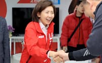 支持者と握手する与党「国民の力」の羅卿瑗（ナ・ギョンウォン）＝２２日、ソウル市内の選挙事務所で