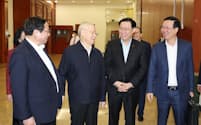 14日には党人事を議論する小委員会が開かれた。写真は左からチン首相、チョン書記長、フエ国会議長、トゥオン氏＝国営ベトナム通信