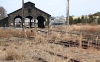 2020年７月から使用されなくなった線路には雑草が生い茂る（１月、熊本県人吉市）