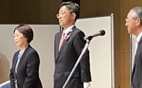 熊本県知事選挙で初めての当選確実となった木村敬氏（右から２人目）