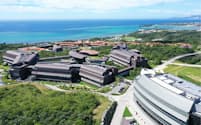 OISTは沖縄本島北部の西海岸に位置する＝OIST提供