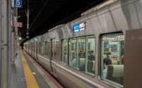 西明石行き新快速の終電に混雑はみられない（22日、大阪市）