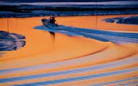 戊辰搦から、オレンジに染まる有明海と漁船を写した