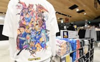 カプコン40周年記念コラボTシャツが並ぶユニクロ原宿店（25日午前、東京都渋谷区）