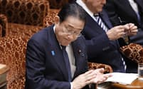 参院予算委で資料に目を通す岸田首相（25日午前）