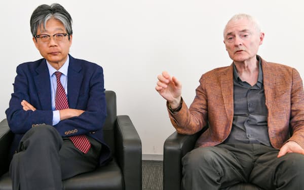 対談するアーカス・リサーチのピーター・タスカ代表(右)と東大の渡辺努教授(東京・大手町)