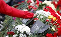 銃乱射があったモスクワ郊外のコンサートホール近くで犠牲者に花を手向ける様子（＝ロイター）