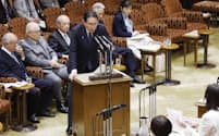 参院予算委で答弁する岸田首相（25日午前）
