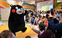 くまモンが登場するショーには毎回多くの観客が集まる（3月、熊本市）