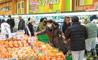 スーパーで買い物をする人たち。品ぞろえなど通常営業にもどりつつある（13日、石川県七尾市のアルビス七尾店）
