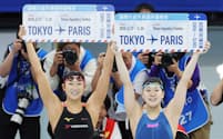 女子100㍍バタフライの平井（右）は池江璃花子とともにパリ五輪代表に内定した