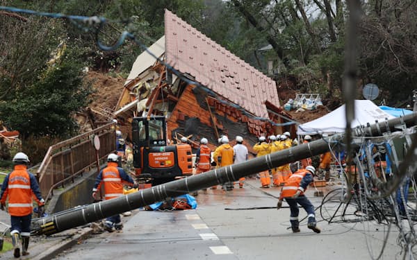 能登半島地震による土砂崩れで住宅が倒壊した現場（石川県穴水町）