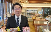 野崎常務は「バナナクリームロールを超えるパンを生み出したい」と語る（岡山市の岡山シティホテル桑田町店）