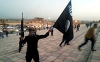 過激派組織イスラム国「IS」の戦闘員（2014年、イラク北部モスル）＝ロイター
