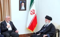 26日、イランの最高指導者ハメネイ師㊨と会談するハマスの最高指導者ハニヤ氏＝ＷＡＮＡ・ロイター