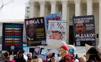 中絶薬を巡る口頭弁論を開いた米連邦最高裁前には、中絶の擁護派と反対派が集まった＝ロイター