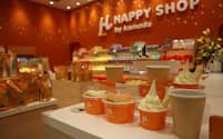 亀田製菓グループのアジカルの新店舗。キッチンを併設し、ハッピーパウダーをかけたソフトクリームなどを提供する