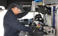 タイヤ交換機器を備え、車内で作業できる（27日、愛知県刈谷市）