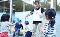 江崎グリコのセールス本部支店長・河野泰幸さんは研修の一環で保育施設で2歳児の世話をした（都内の保育施設）
