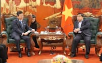 経団連日本ベトナム経済委員会の兵頭誠之委員長（写真左、住友商事社長）はハノイ市でベトナムのズン計画投資相と会談した