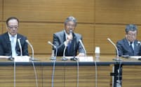 不正の再発防止策を発表した日本旅行業協会の高橋会長㊥（27日、東京都千代田区）