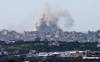 26日、パレスチナ自治区ガザの上空に立ち上る煙＝ロイター